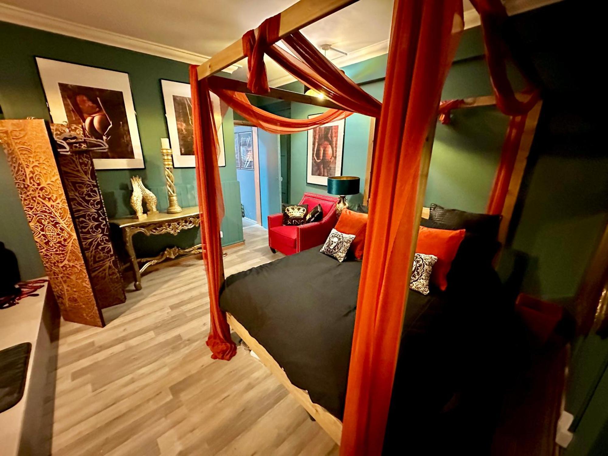 The Den Of Desire - Adults Only Experience - Walk To Beach And Town Centre - *