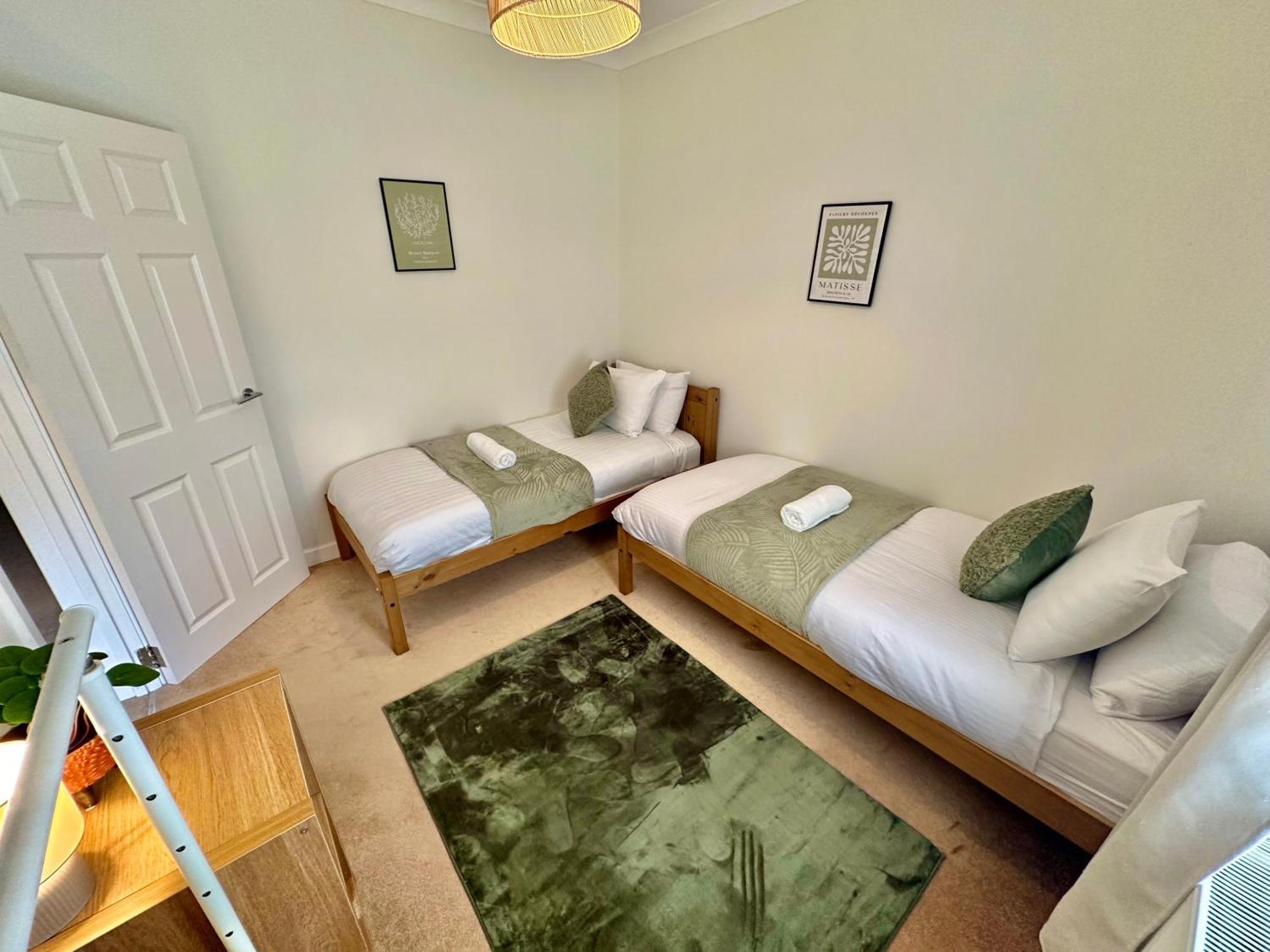 Family Three Bedroom - Outbuilding Games - Walk To Town And - Free Parking *