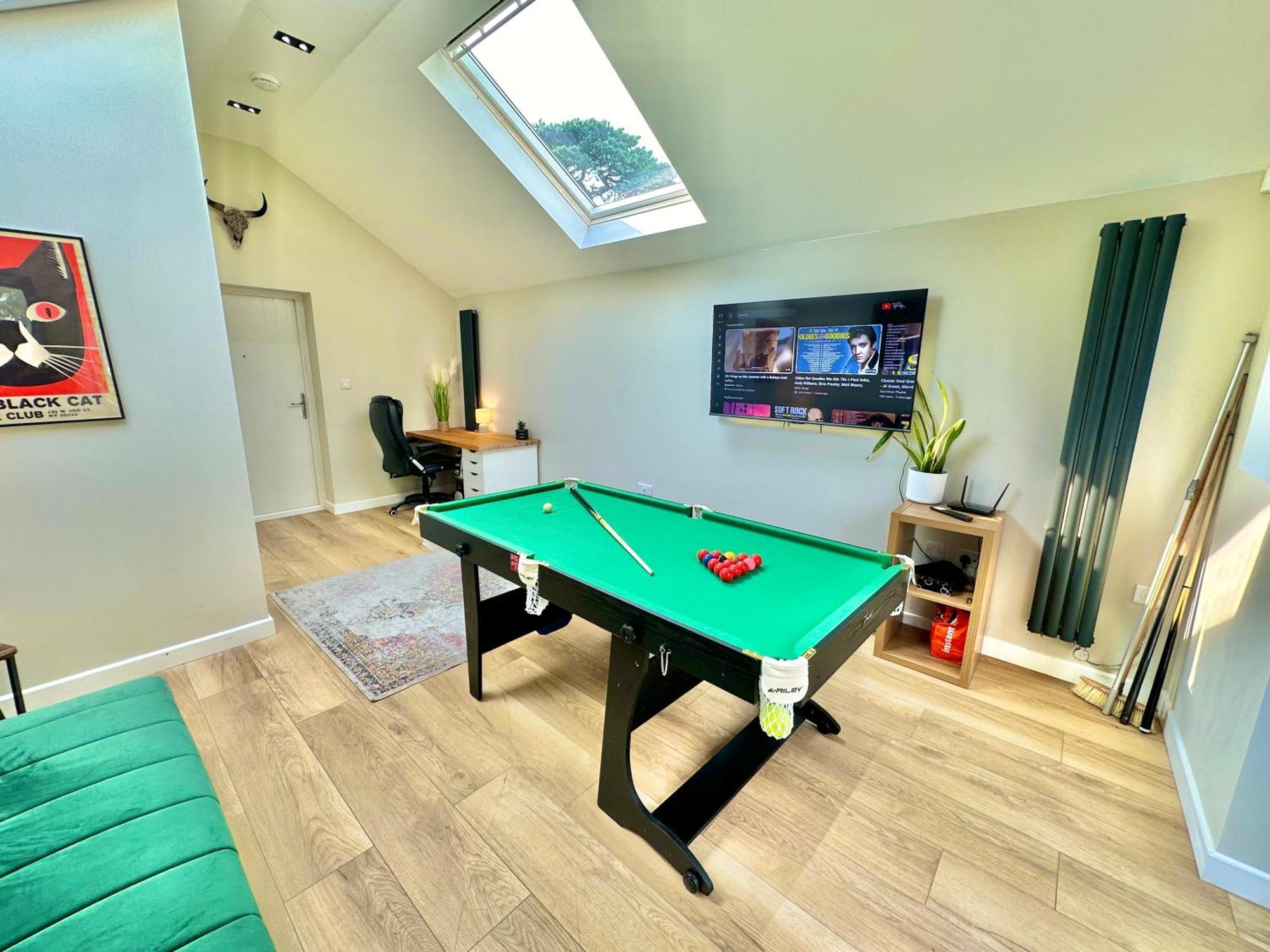 Family Three Bedroom - Outbuilding Games - Walk To Town And - Free Parking *