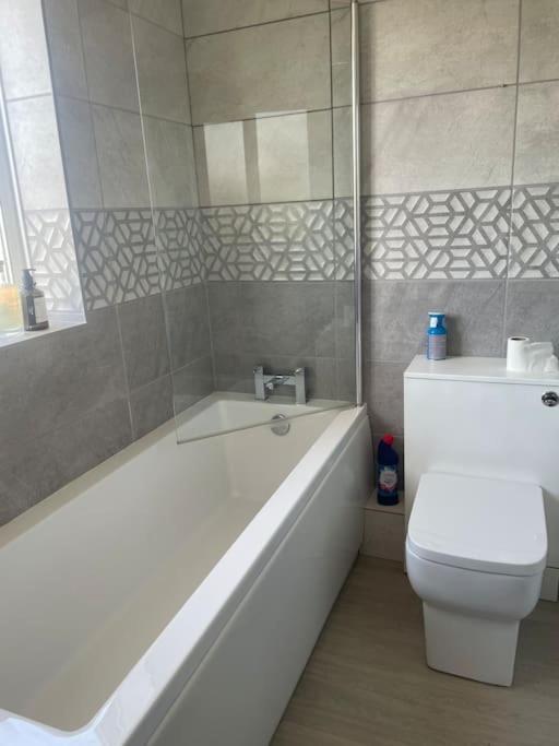 Holiday home Charming 3-bedroom House With Private Garden *