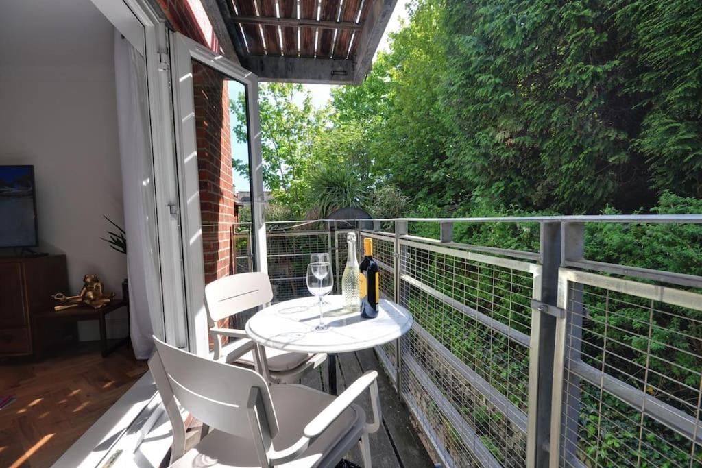 2 Bed With Balcony, Parking And 3 Min Walk To *