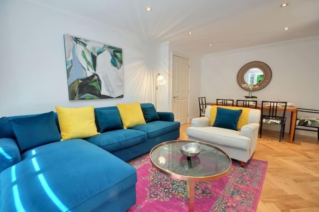 Apartment 2 Bed With Balcony, Parking And 3 Min Walk To