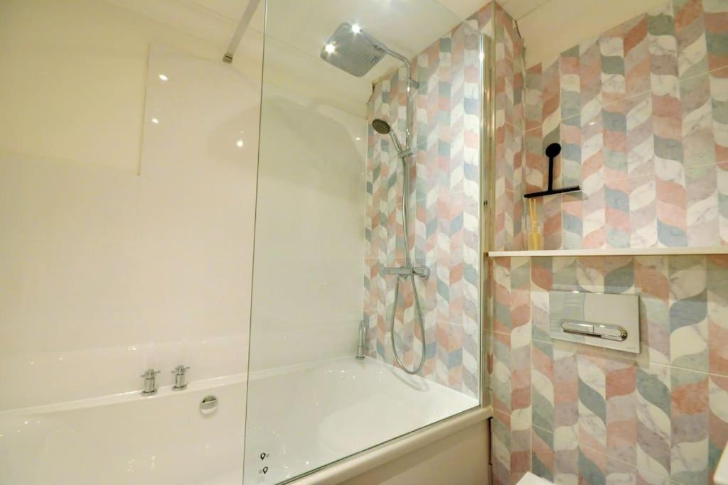 Apartment 2 Bed With Balcony, Parking And 3 Min Walk To Bournemouth
