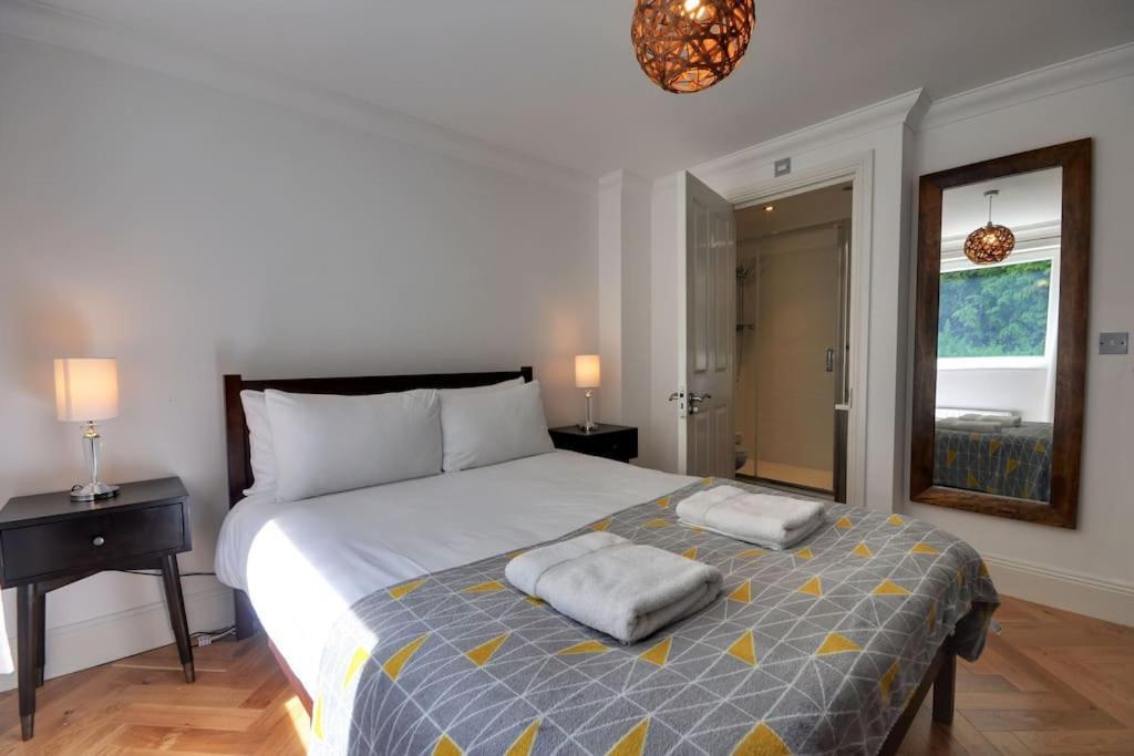 2 Bed With Balcony, Parking And 3 Min Walk To *