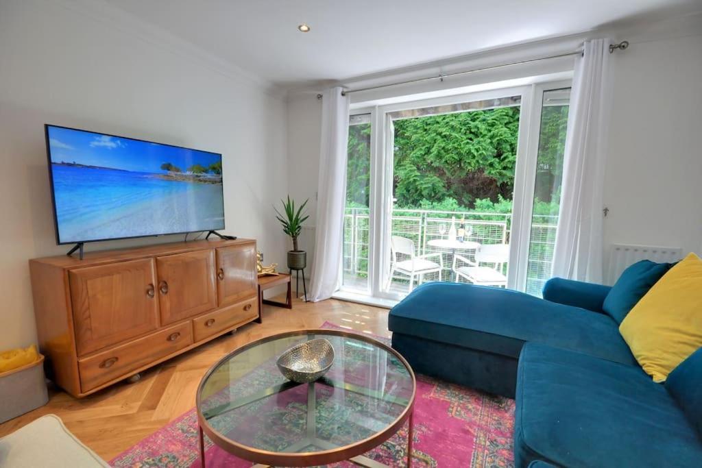 2 Bed With Balcony, Parking And 3 Min Walk To