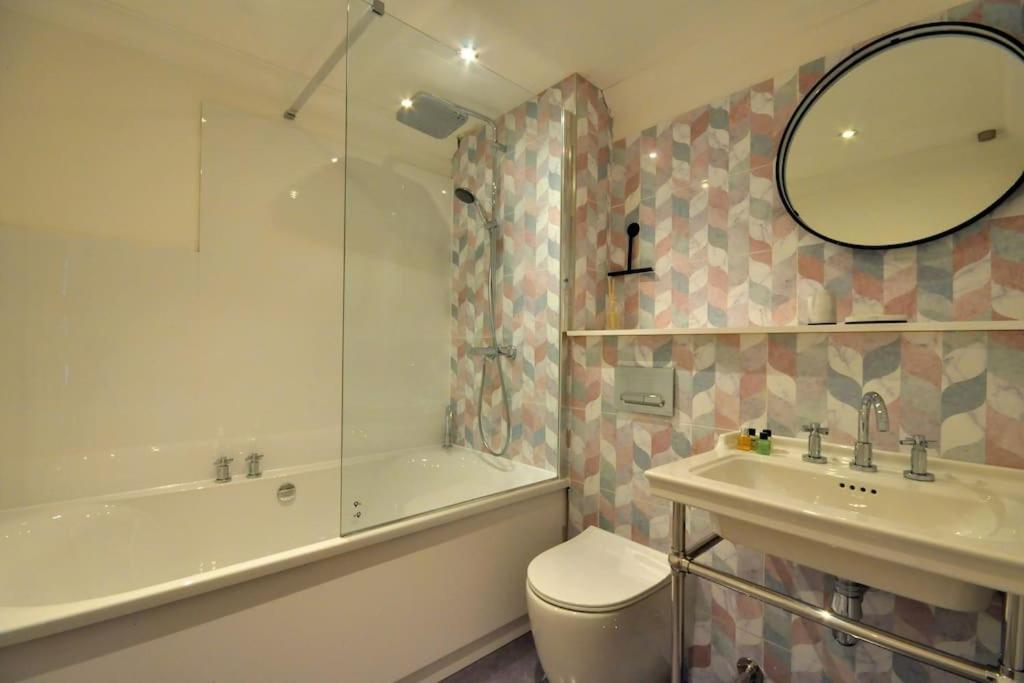 2 Bed With Balcony, Parking And 3 Min Walk To Apartment Bournemouth
