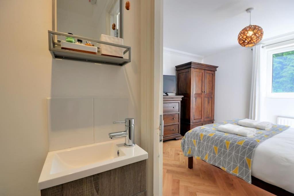 2 Bed With Balcony, Parking And 3 Min Walk To