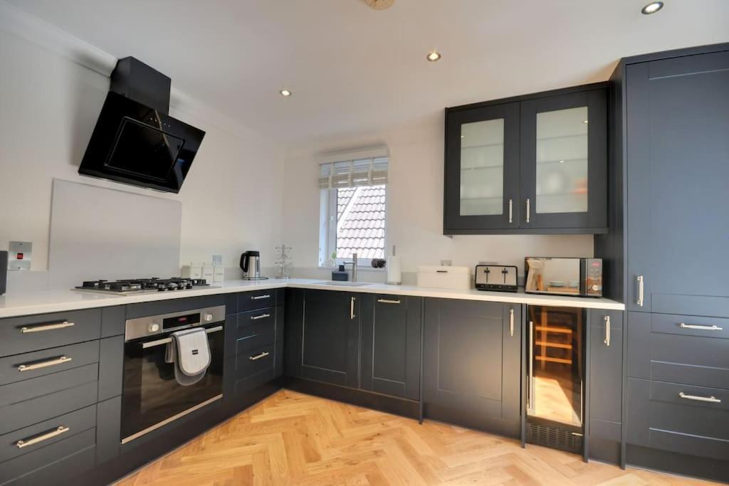 2 Bed With Balcony, Parking And 3 Min Walk To * Bournemouth