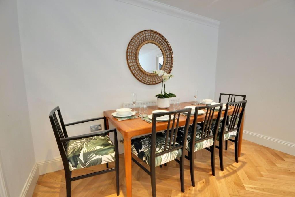 Apartment 2 Bed With Balcony, Parking And 3 Min Walk To *
