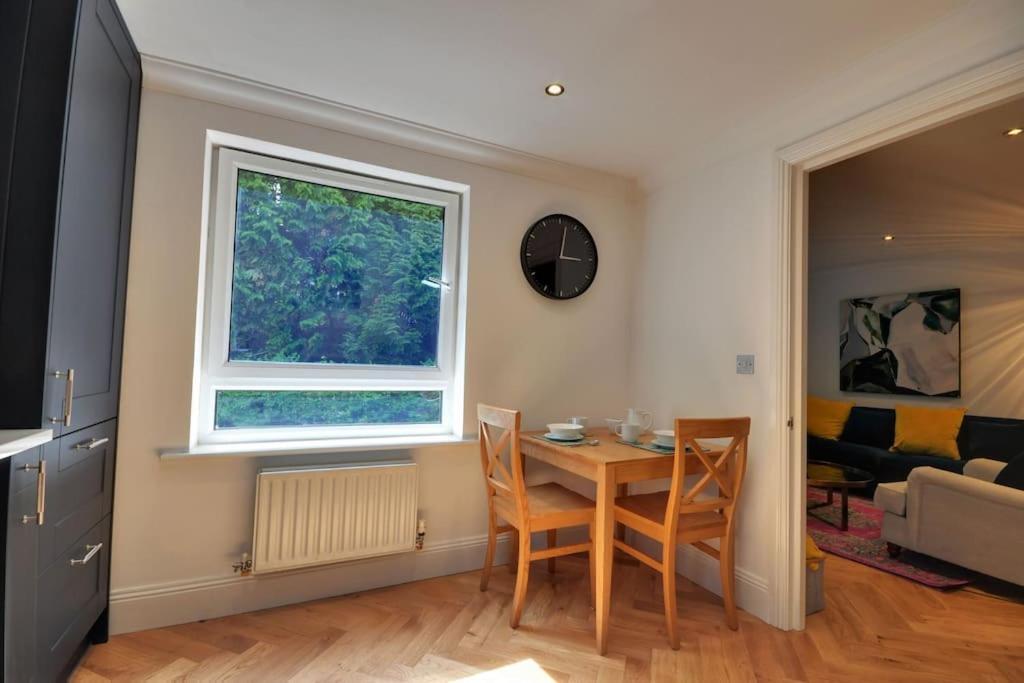 2 Bed With Balcony, Parking And 3 Min Walk To Bournemouth