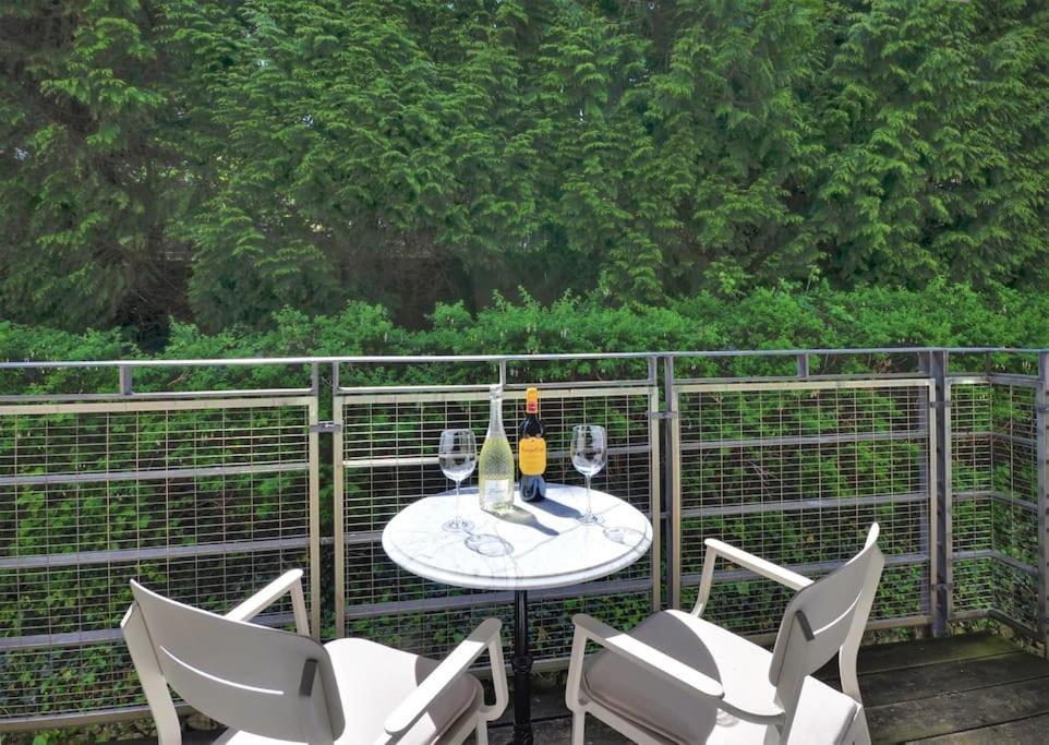 2 Bed With Balcony, Parking And 3 Min Walk To Apartment