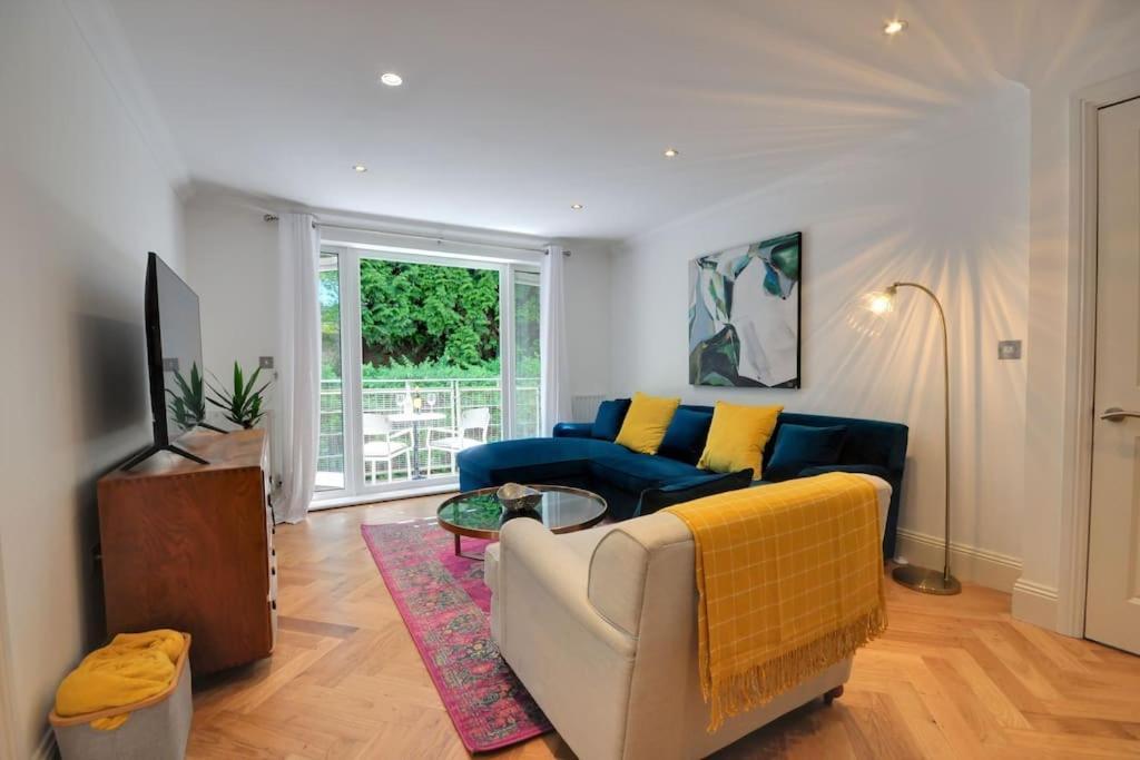 2 Bed With Balcony, Parking And 3 Min Walk To Bournemouth