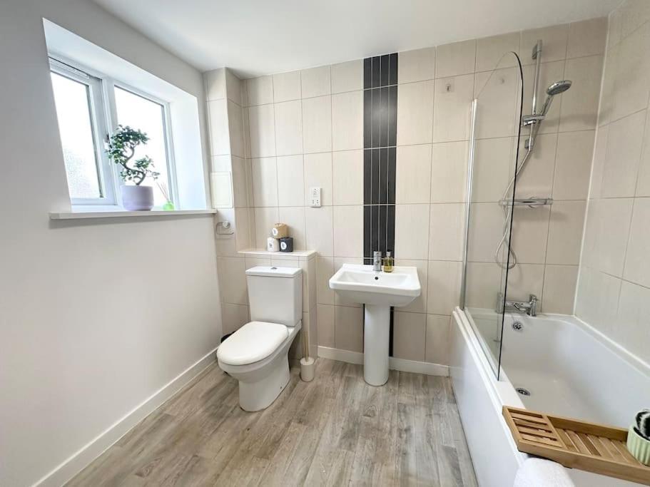 Flat With Views - Newly Refurbished - Parking Included - Superfast Wifi