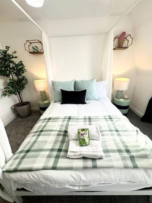Flat With Views - Newly Refurbished - Parking Included - Superfast Wifi