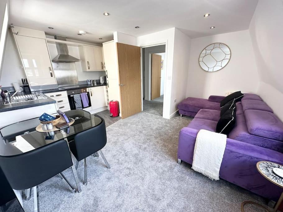Flat With Views - Newly Refurbished - Parking Included - Superfast Wifi Apartment