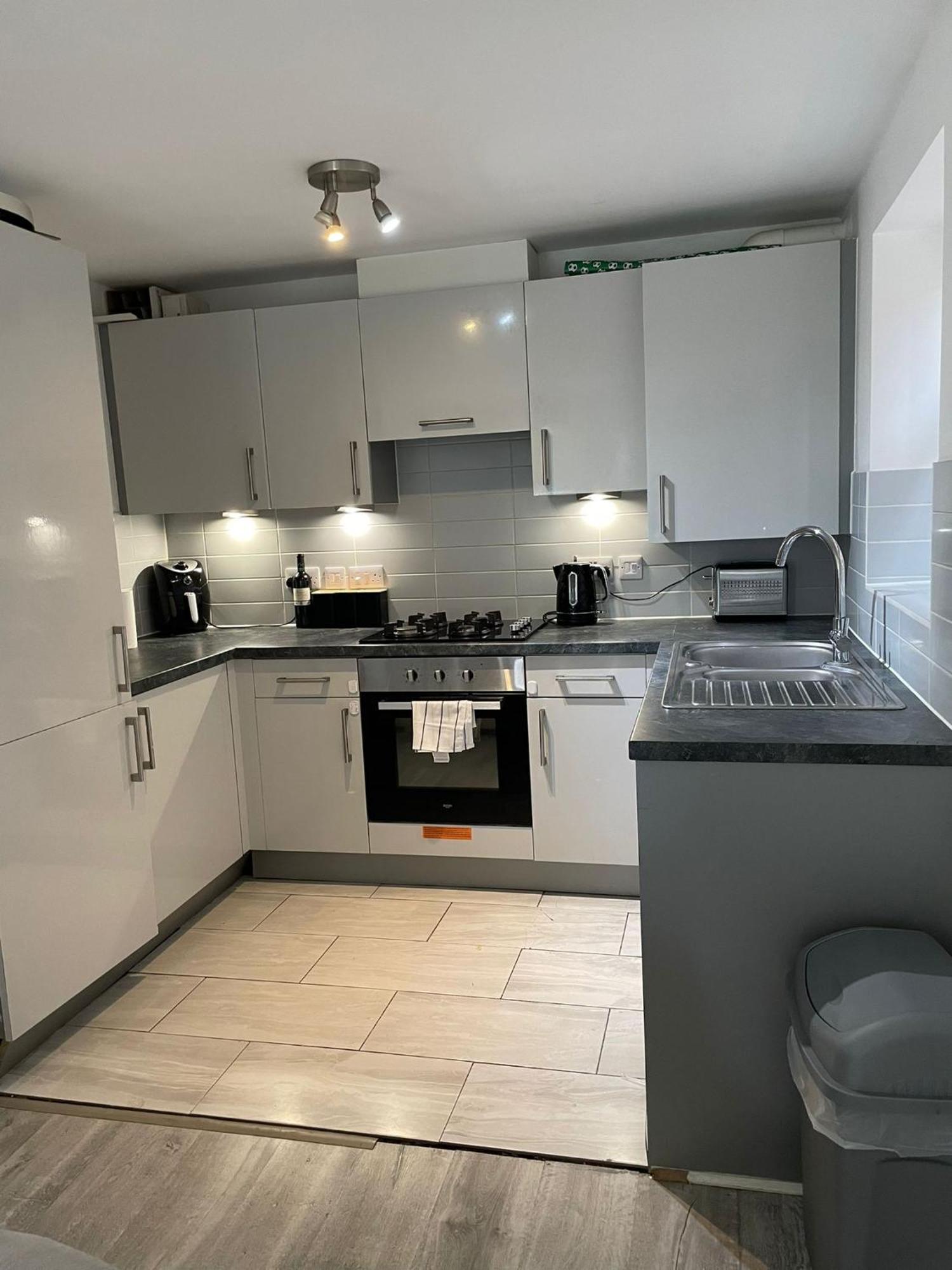 2 Bedroom Spacious Sleeps 5 Apartment *