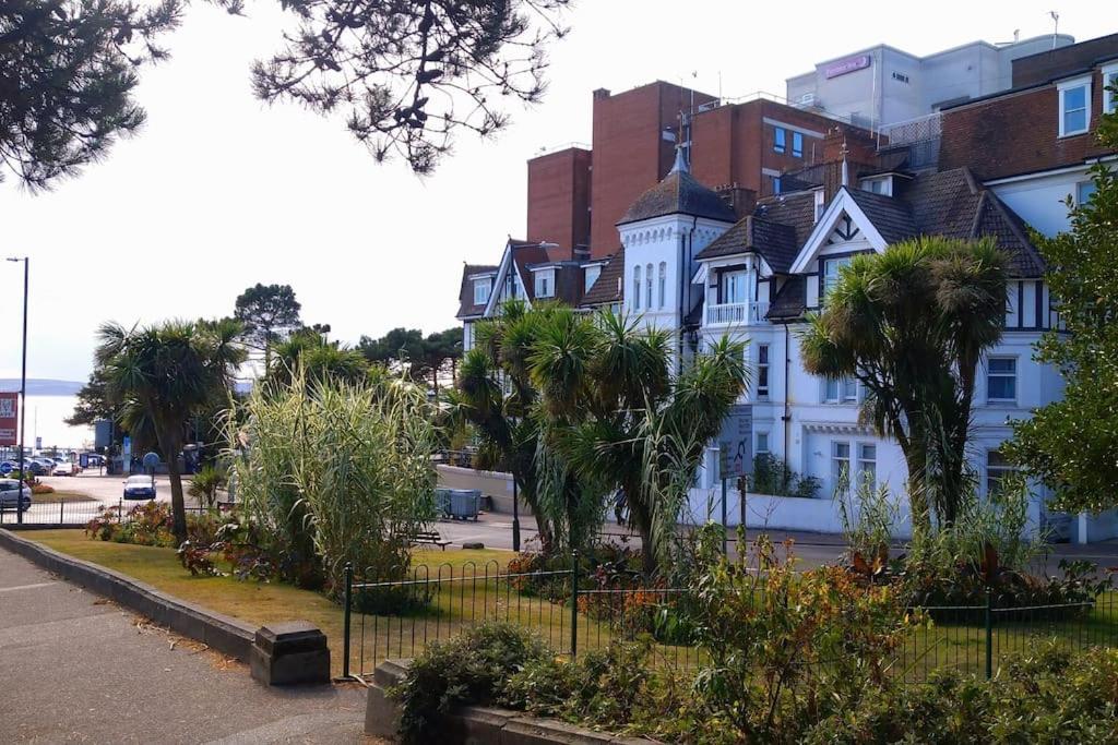 Break Away Nxt To Gardens! Pkg - Perfect Position! Apartment