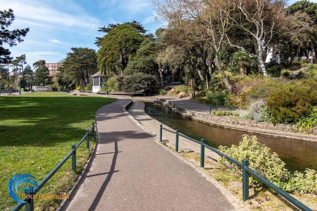 Apartment Break Away Nxt To Gardens! Pkg - Perfect Position!