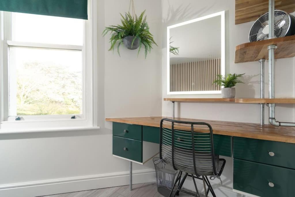 Apartment Break Away Nxt To Gardens! Pkg - Perfect Position! *