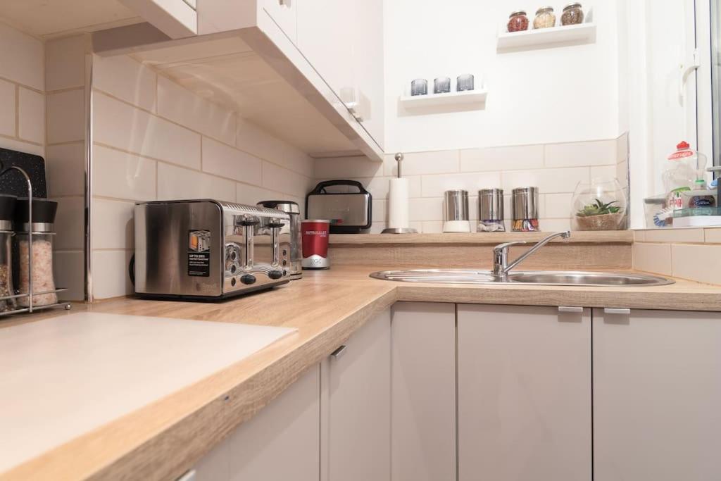 Break Away Nxt To Gardens! Pkg - Perfect Position! Apartment *