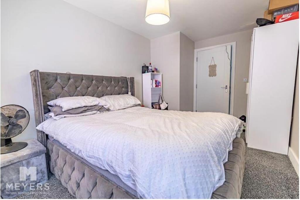 2 Bedroom Spacious Sleeps 5 *