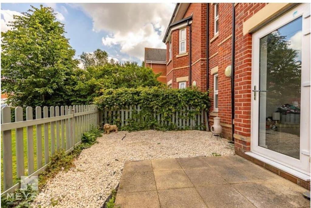 2 Bedroom Spacious Sleeps 5 Apartment *