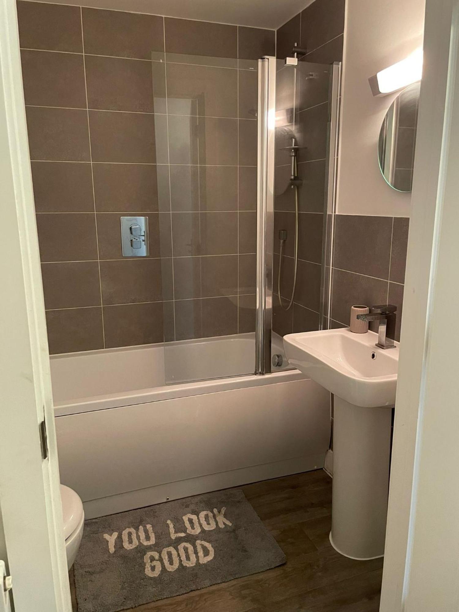 2 Bedroom Spacious Sleeps 5 Apartment