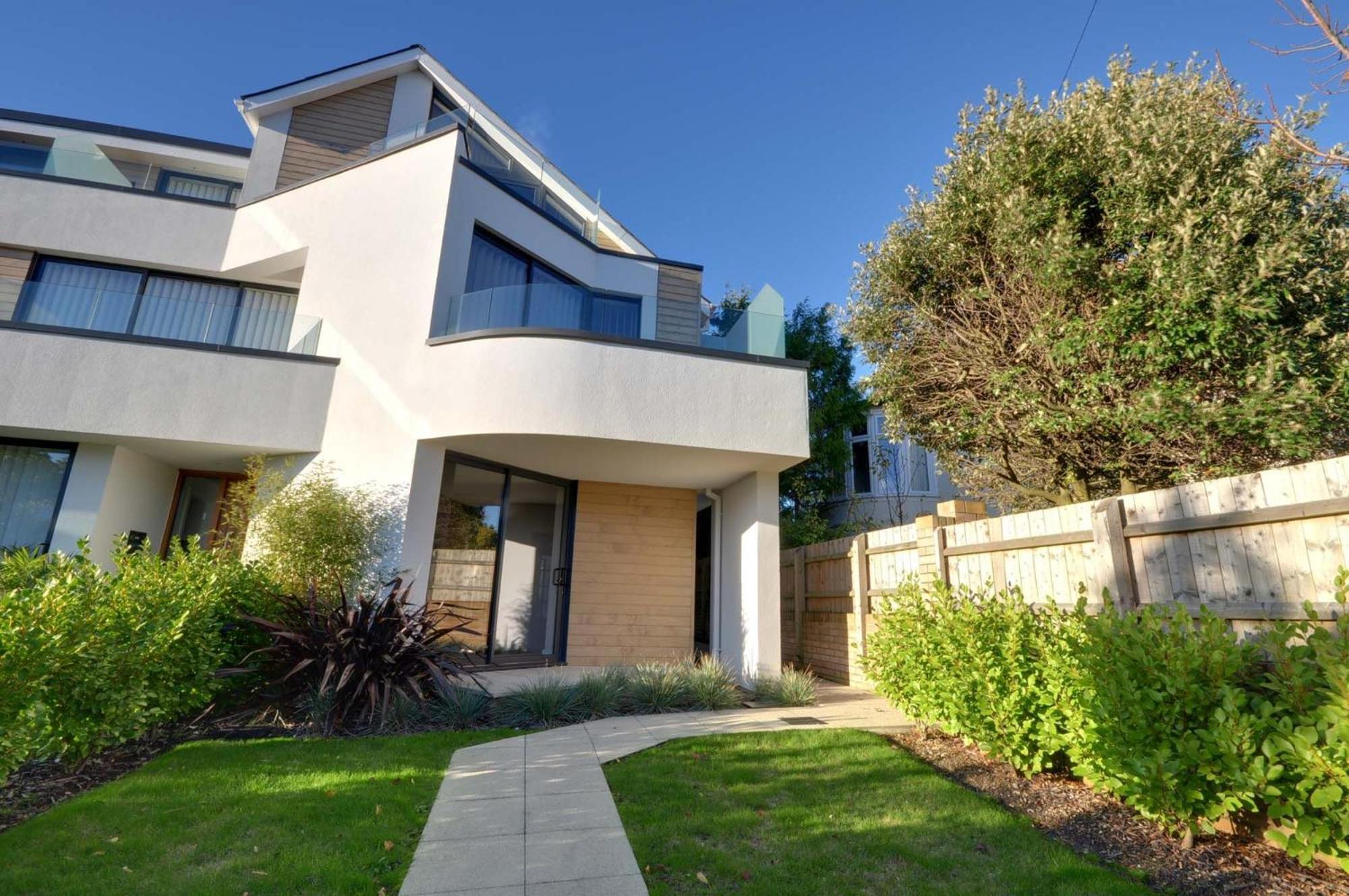 Four Bedroom Beachside With Two Balconies And Garden *