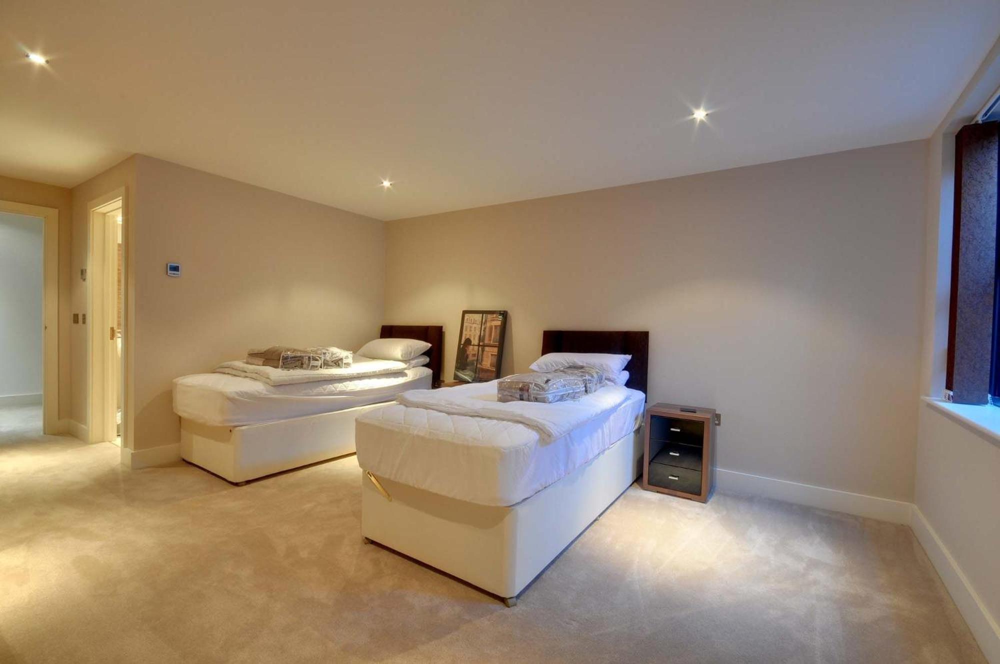 Four Bedroom Beachside With Two Balconies And Garden *