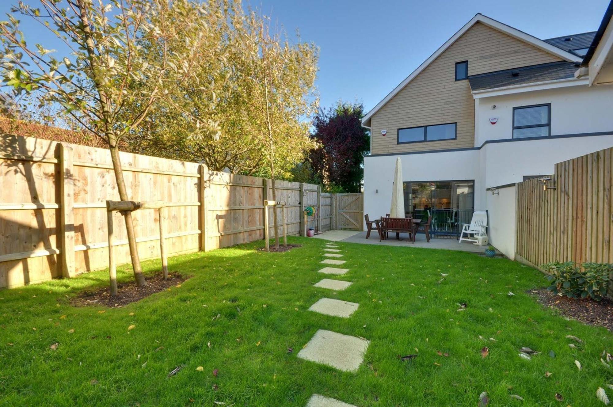 Holiday home Four Bedroom Beachside With Two Balconies And Garden Bournemouth