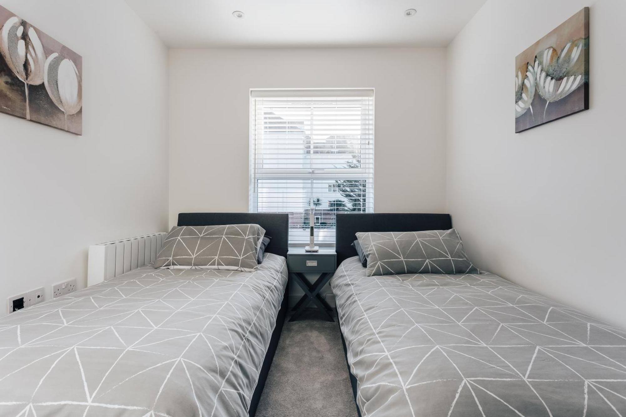2 Double Bedroom Flat With Parking * Bournemouth