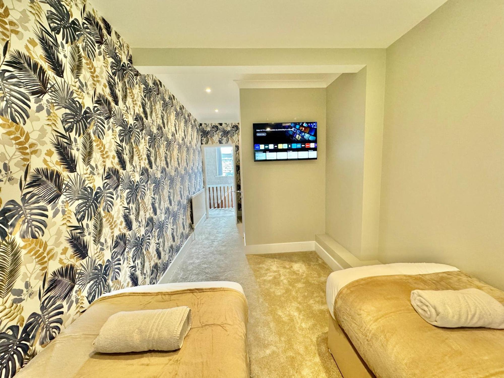 5 Bedroom House - Large Garden With Hot Tub - Sleeps 11 - Close To - Free Parking Bournemouth