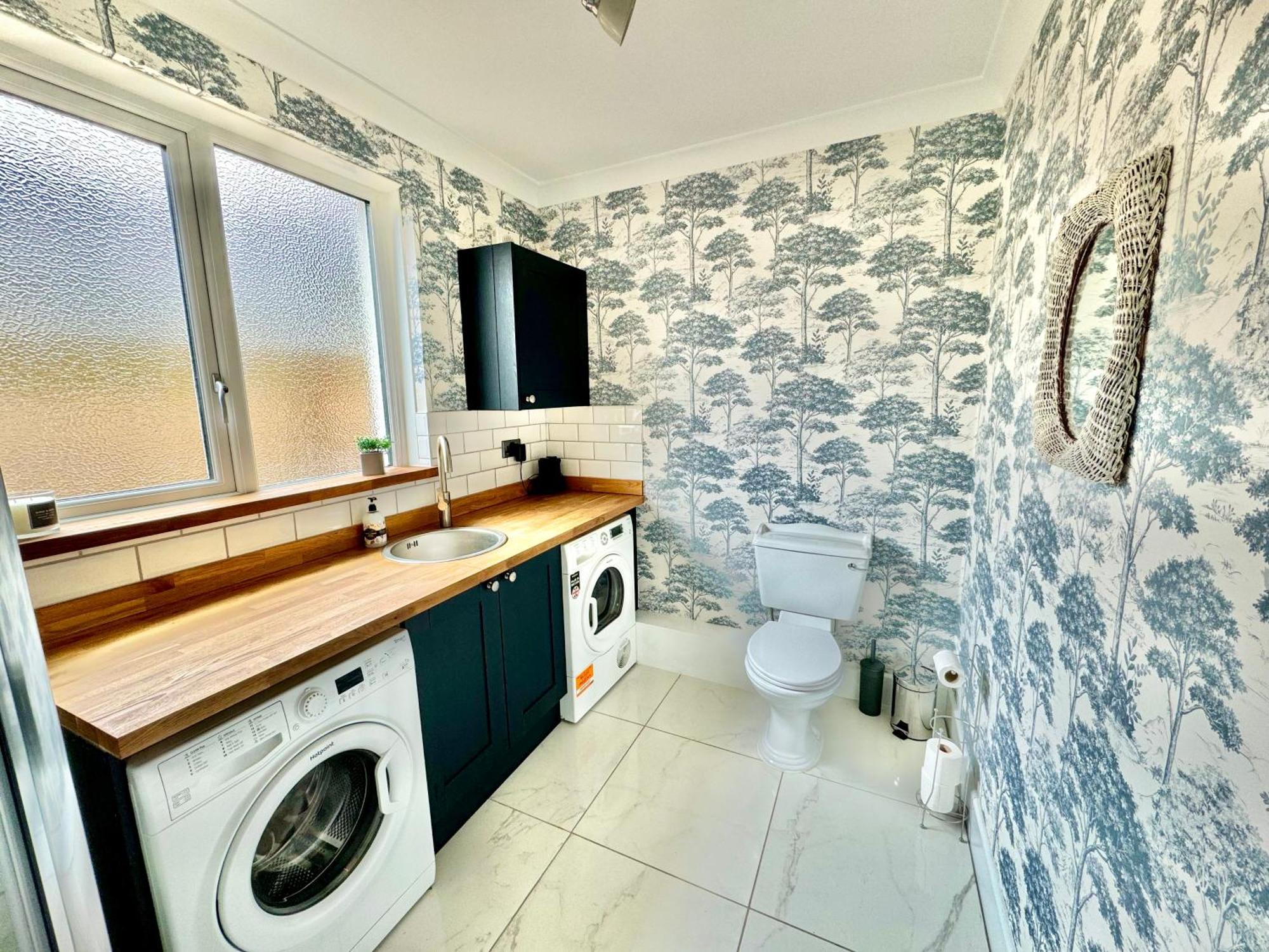 5 Bedroom House - Large Garden With Hot Tub - Sleeps 11 - Close To - Free Parking *