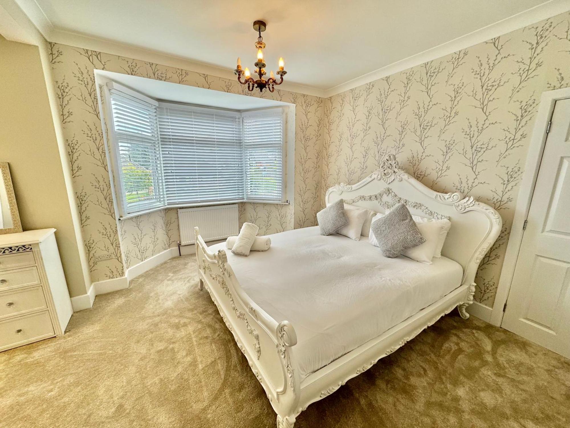 Holiday home 5 Bedroom House - Large Garden With Hot Tub - Sleeps 11 - Close To - Free Parking