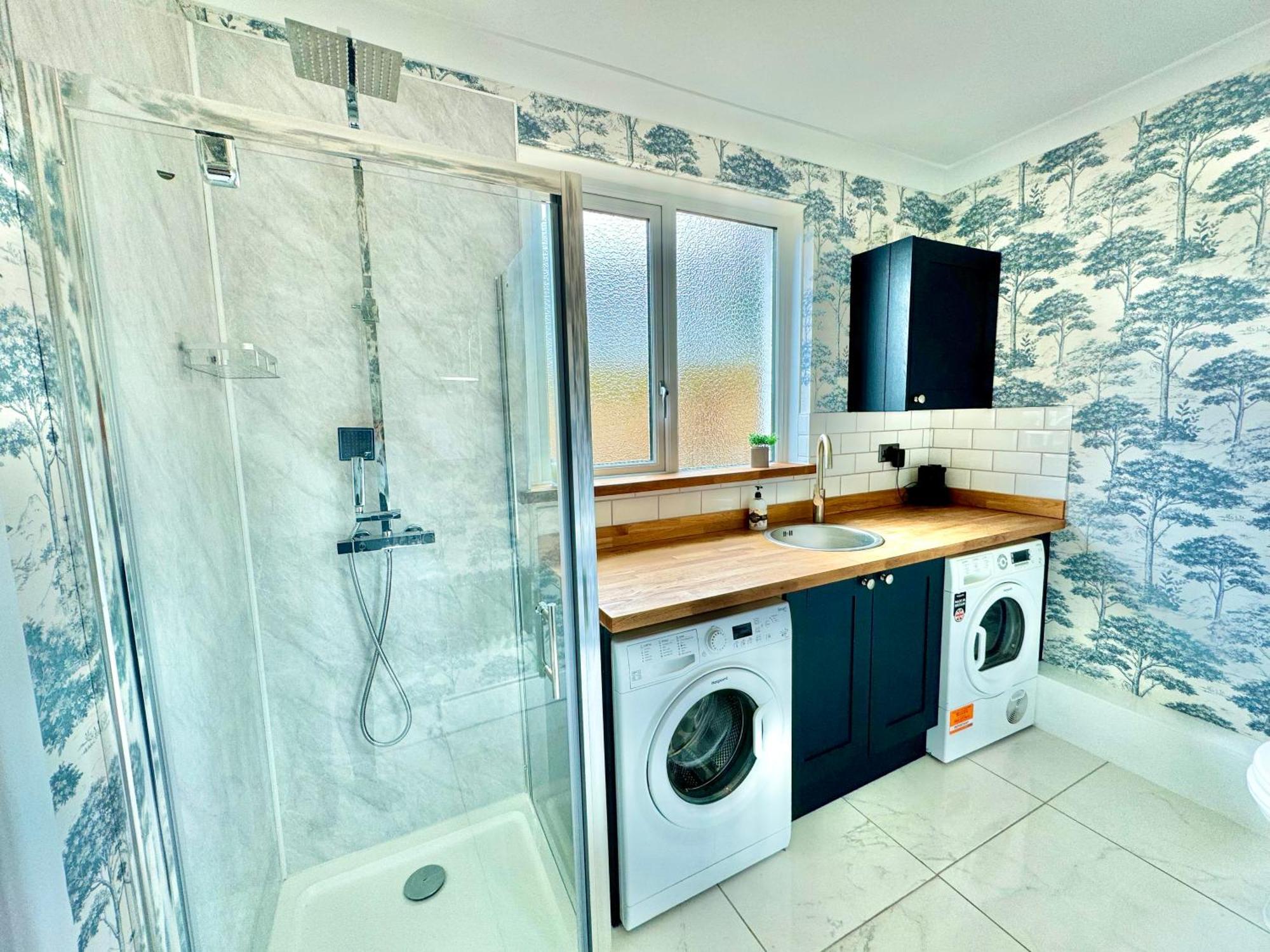 5 Bedroom House - Large Garden With Hot Tub - Sleeps 11 - Close To - Free Parking Holiday home *