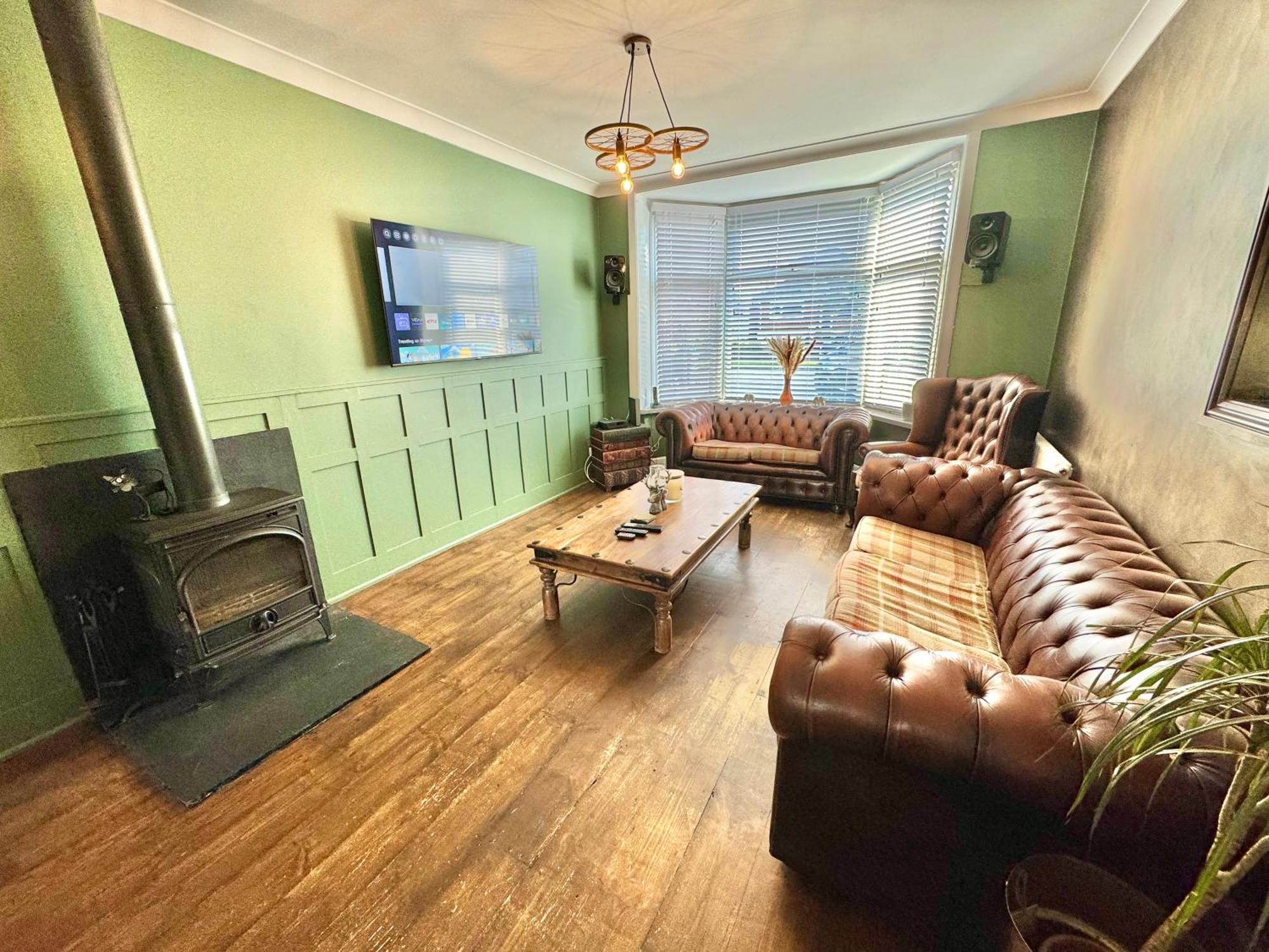 5 Bedroom House - Large Garden With Hot Tub - Sleeps 11 - Close To - Free Parking *