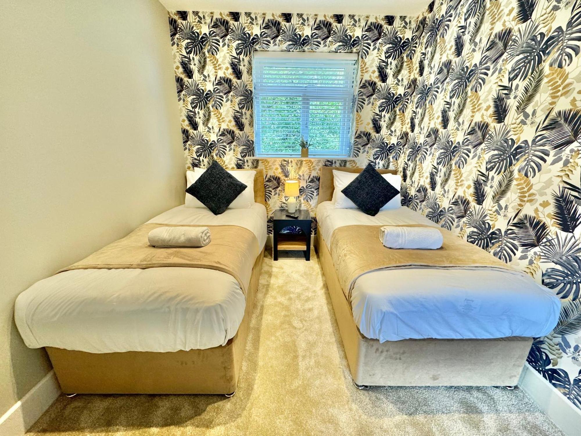 5 Bedroom House - Large Garden With Hot Tub - Sleeps 11 - Close To - Free Parking Bournemouth