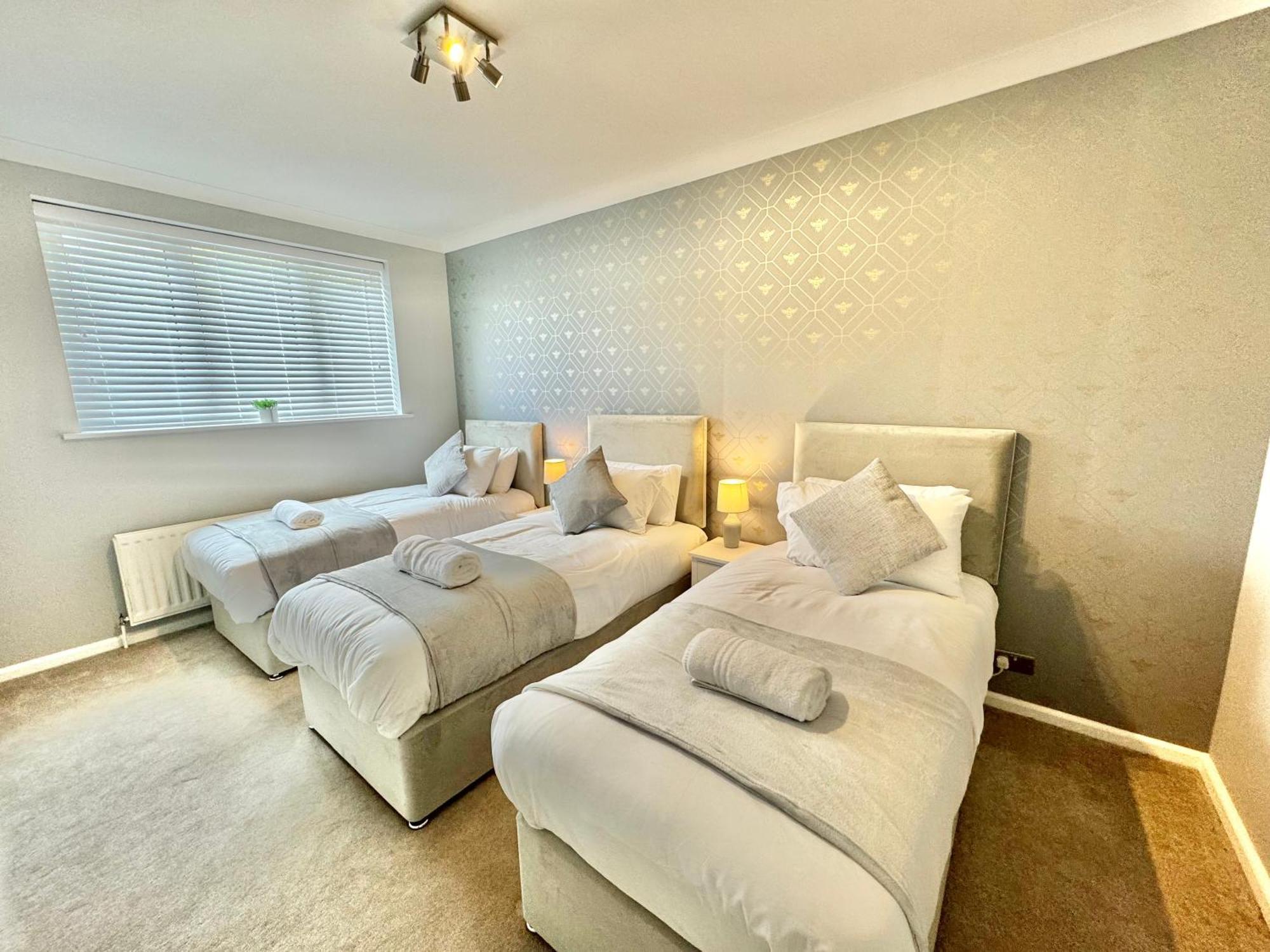 5 Bedroom House - Large Garden With Hot Tub - Sleeps 11 - Close To - Free Parking