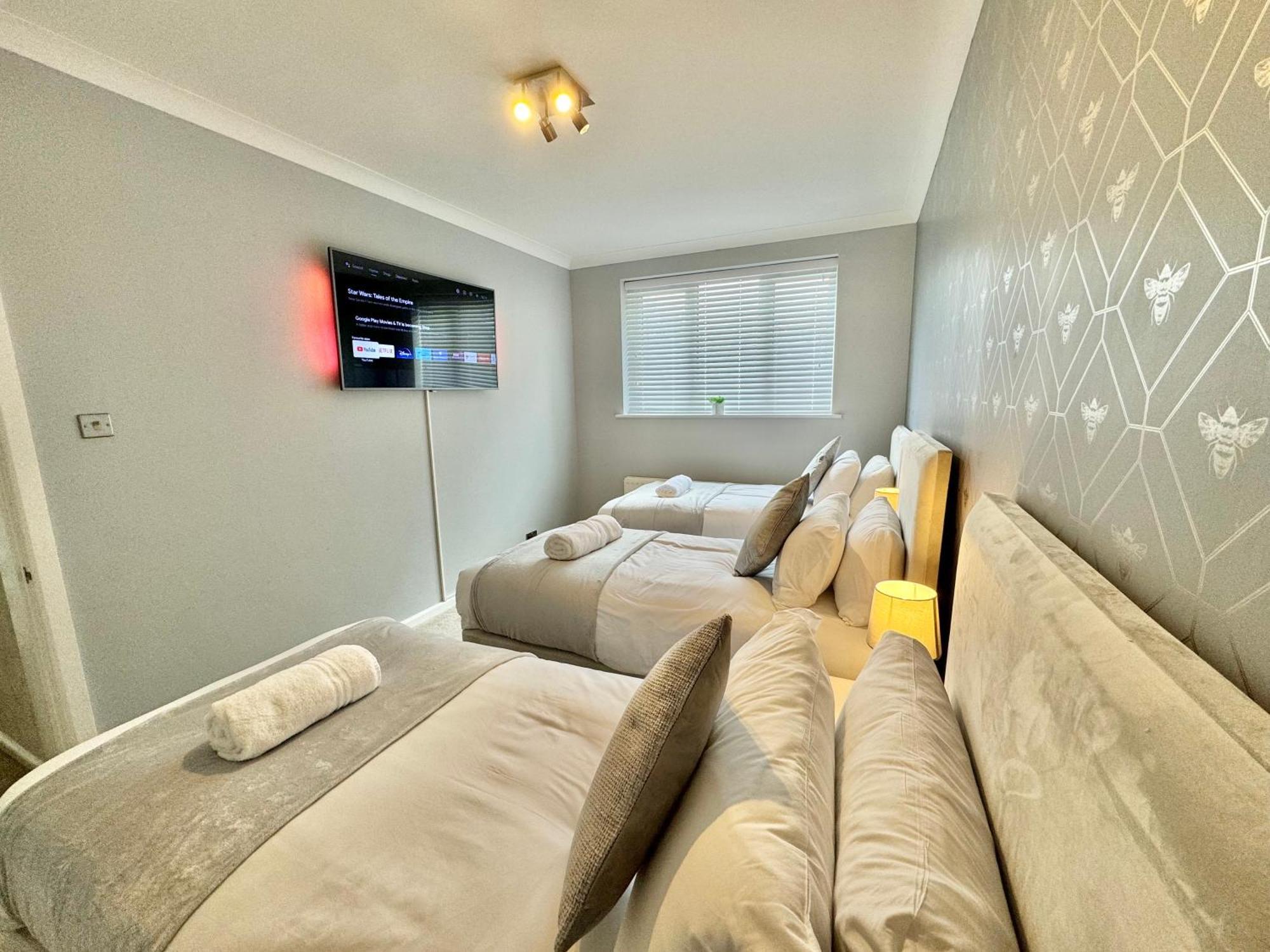 Holiday home 5 Bedroom House - Large Garden With Hot Tub - Sleeps 11 - Close To - Free Parking