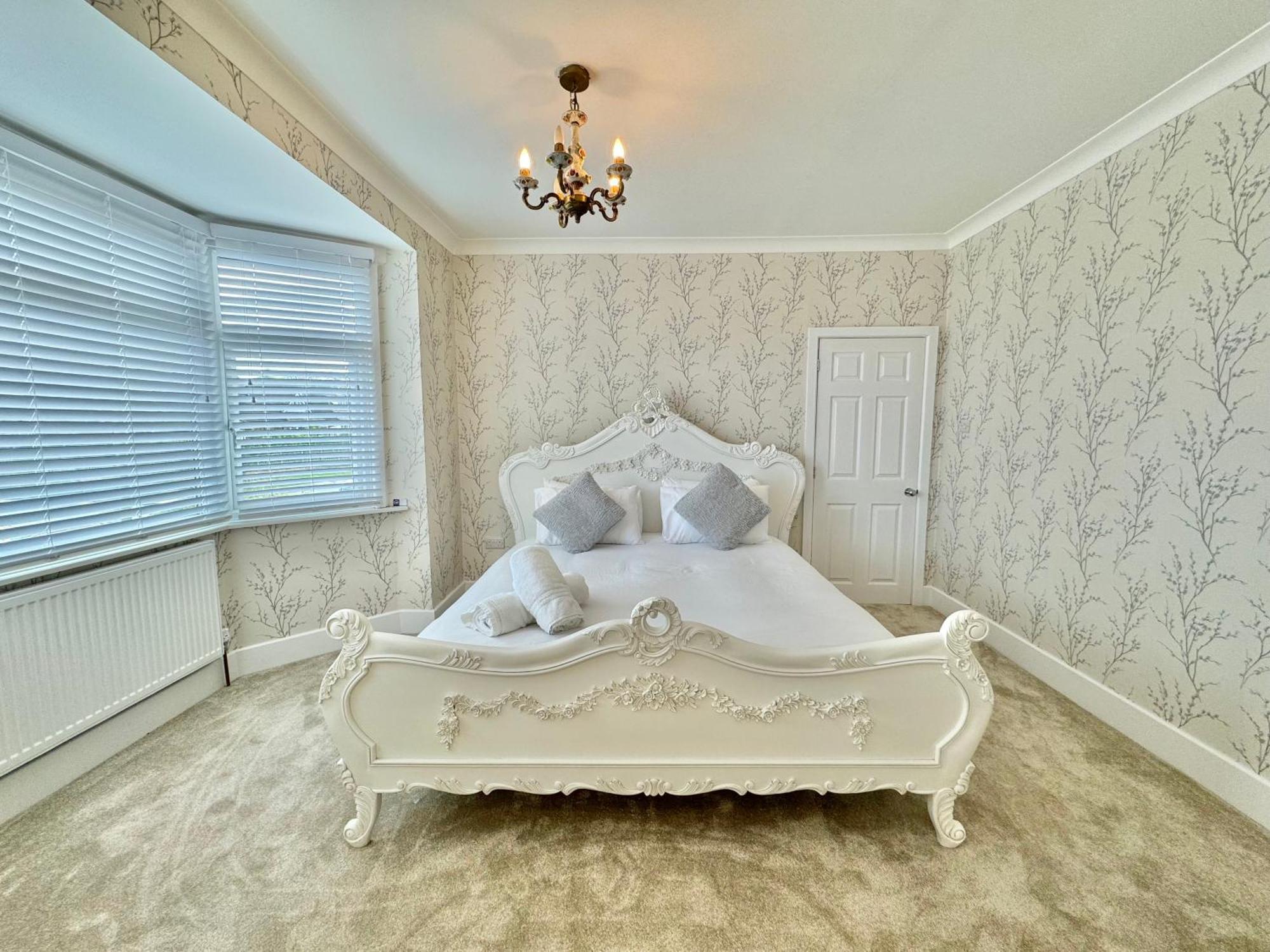 Holiday home 5 Bedroom House - Large Garden With Hot Tub - Sleeps 11 - Close To - Free Parking *