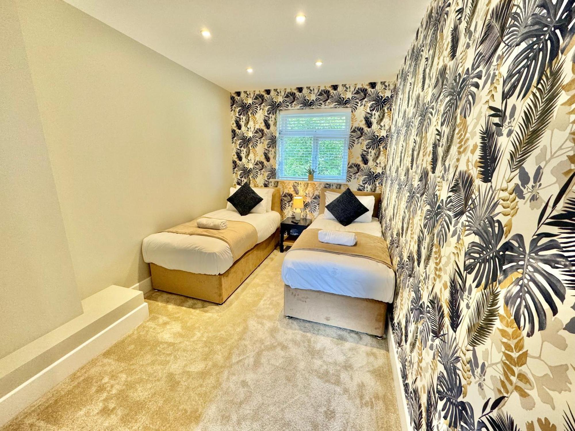 5 Bedroom House - Large Garden With Hot Tub - Sleeps 11 - Close To - Free Parking *