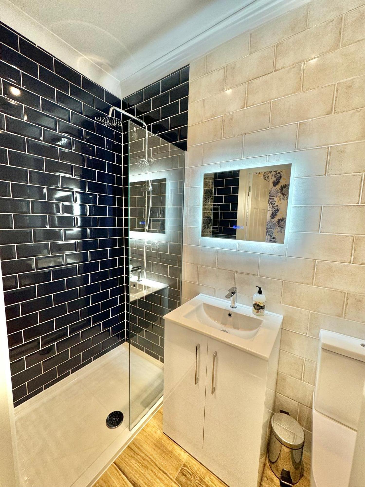 5 Bedroom House - Large Garden With Hot Tub - Sleeps 11 - Close To - Free Parking * Bournemouth