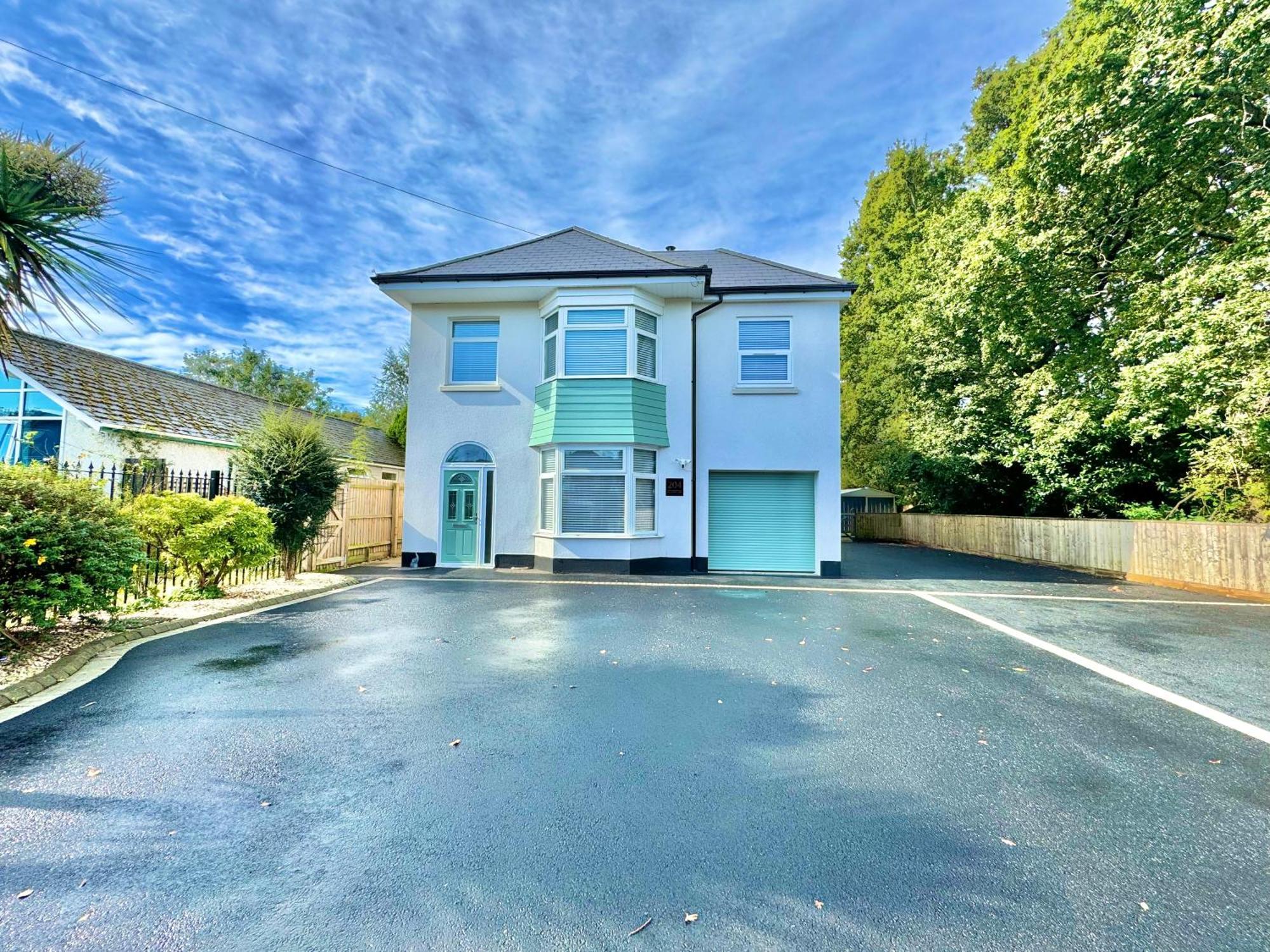 5 Bedroom House - Large Garden With Hot Tub - Sleeps 11 - Close To - Free Parking Holiday home