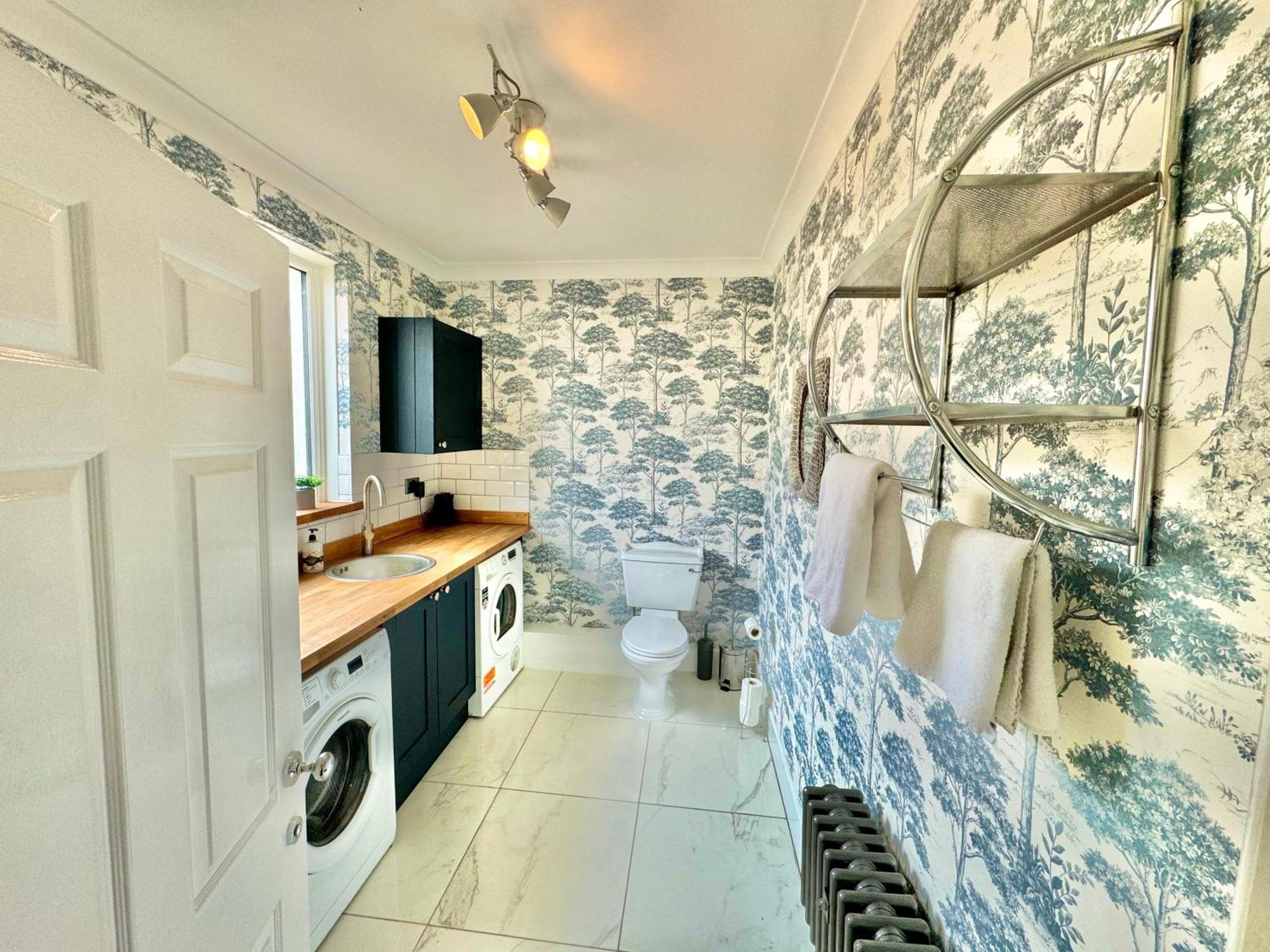 Holiday home 5 Bedroom House - Large Garden With Hot Tub - Sleeps 11 - Close To - Free Parking