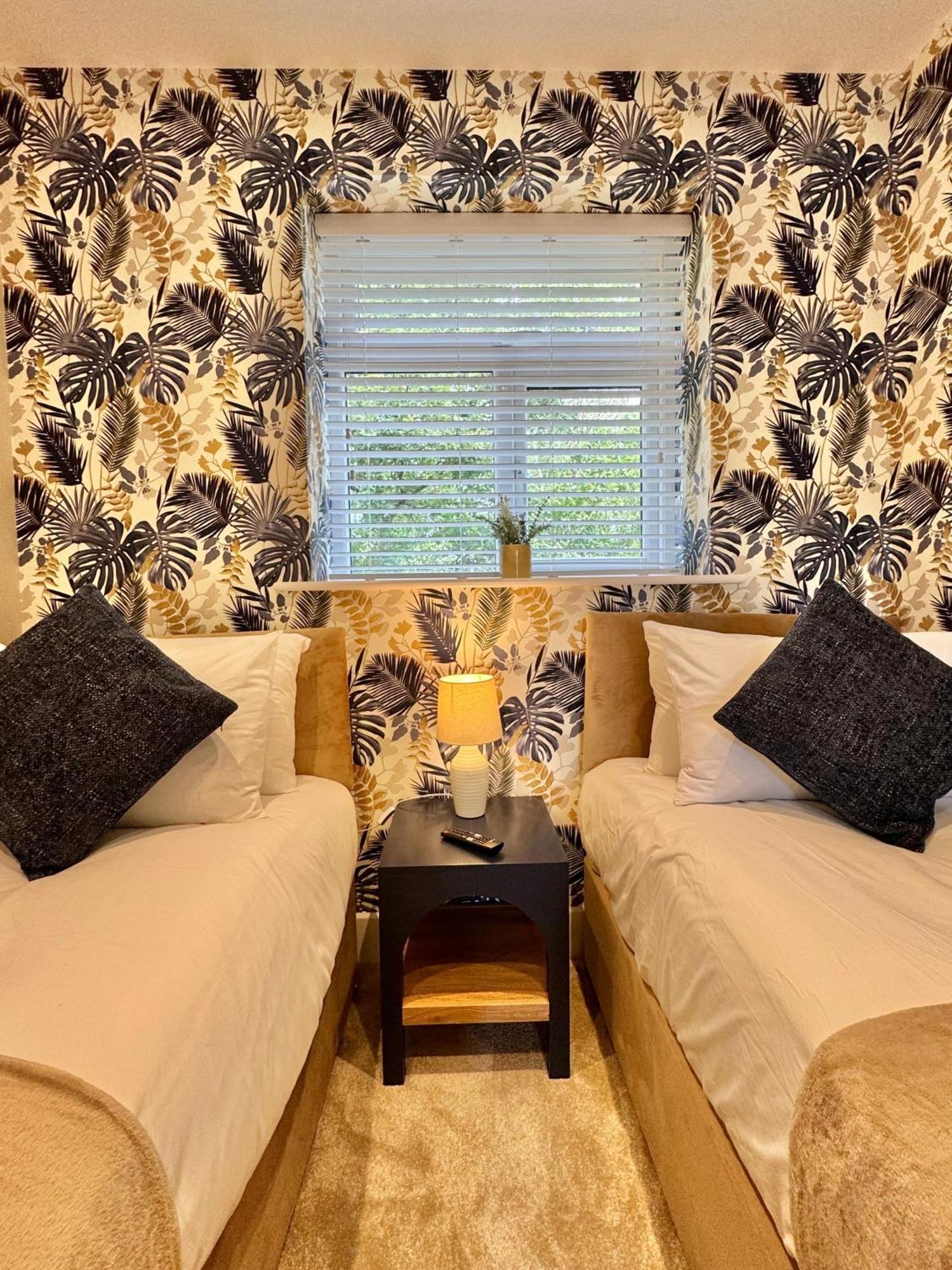 Holiday home 5 Bedroom House - Large Garden With Hot Tub - Sleeps 11 - Close To - Free Parking *
