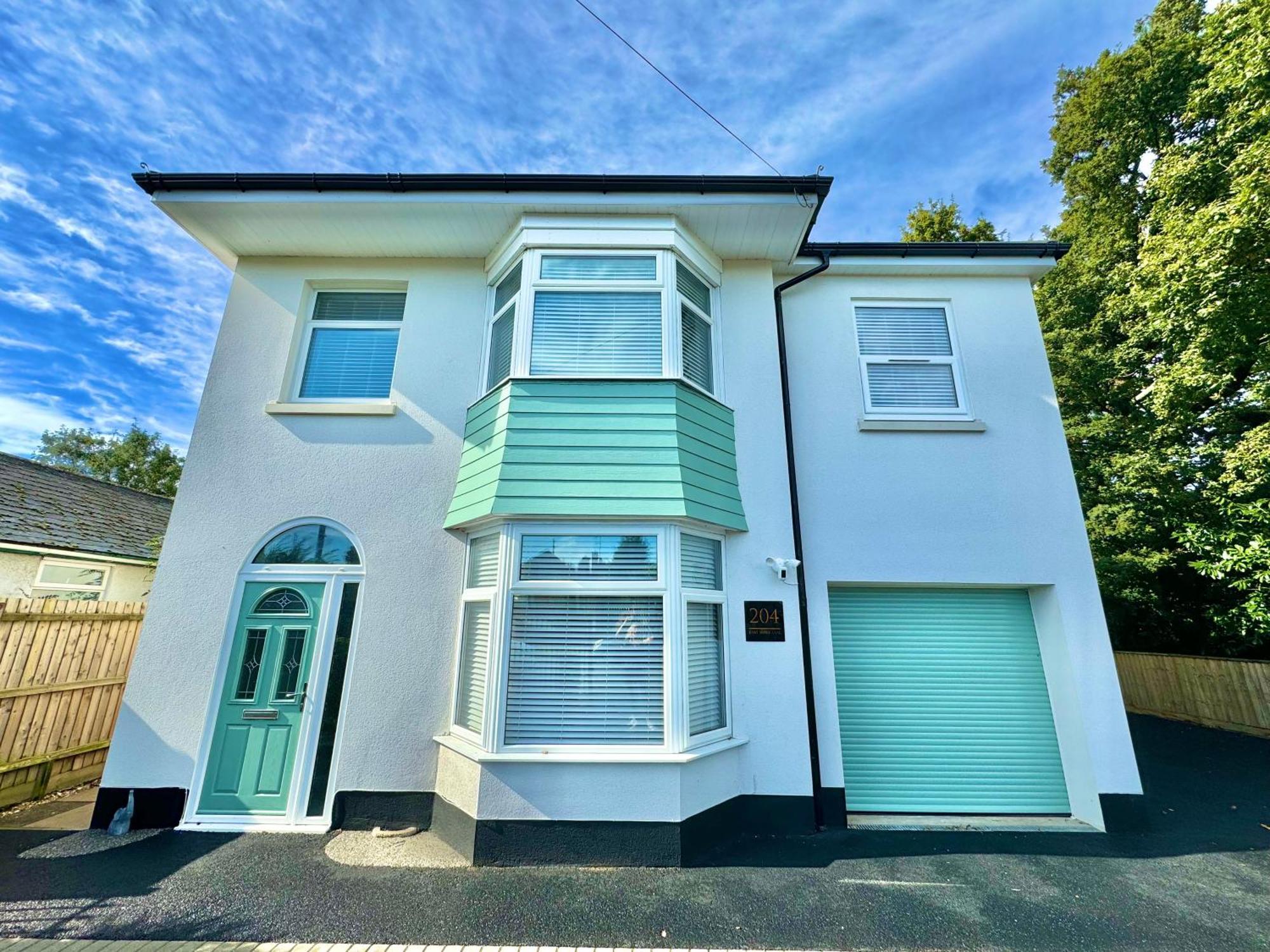Holiday home 5 Bedroom House - Large Garden With Hot Tub - Sleeps 11 - Close To - Free Parking