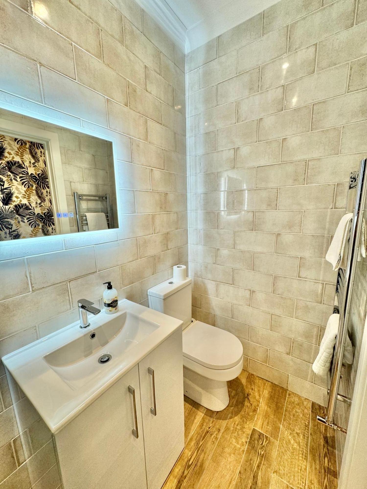 5 Bedroom House - Large Garden With Hot Tub - Sleeps 11 - Close To - Free Parking Holiday home *