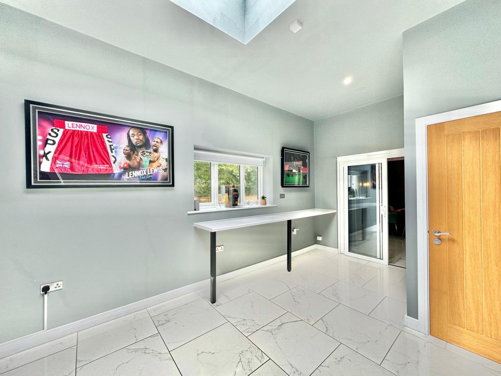5 Bedroom House - Large Garden With Hot Tub - Sleeps 11 - Close To - Free Parking Holiday home Bournemouth