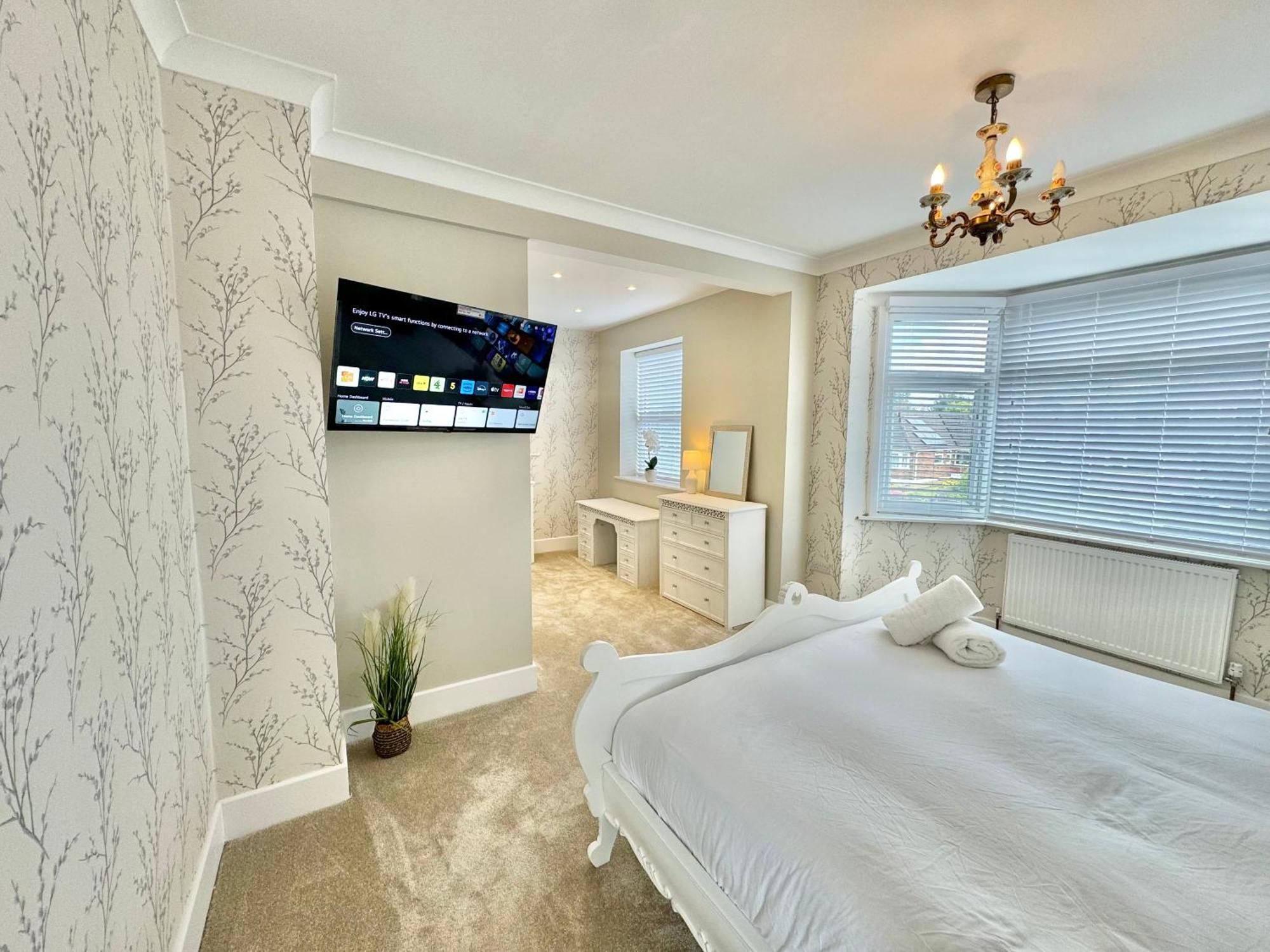 Holiday home 5 Bedroom House - Large Garden With Hot Tub - Sleeps 11 - Close To - Free Parking Bournemouth