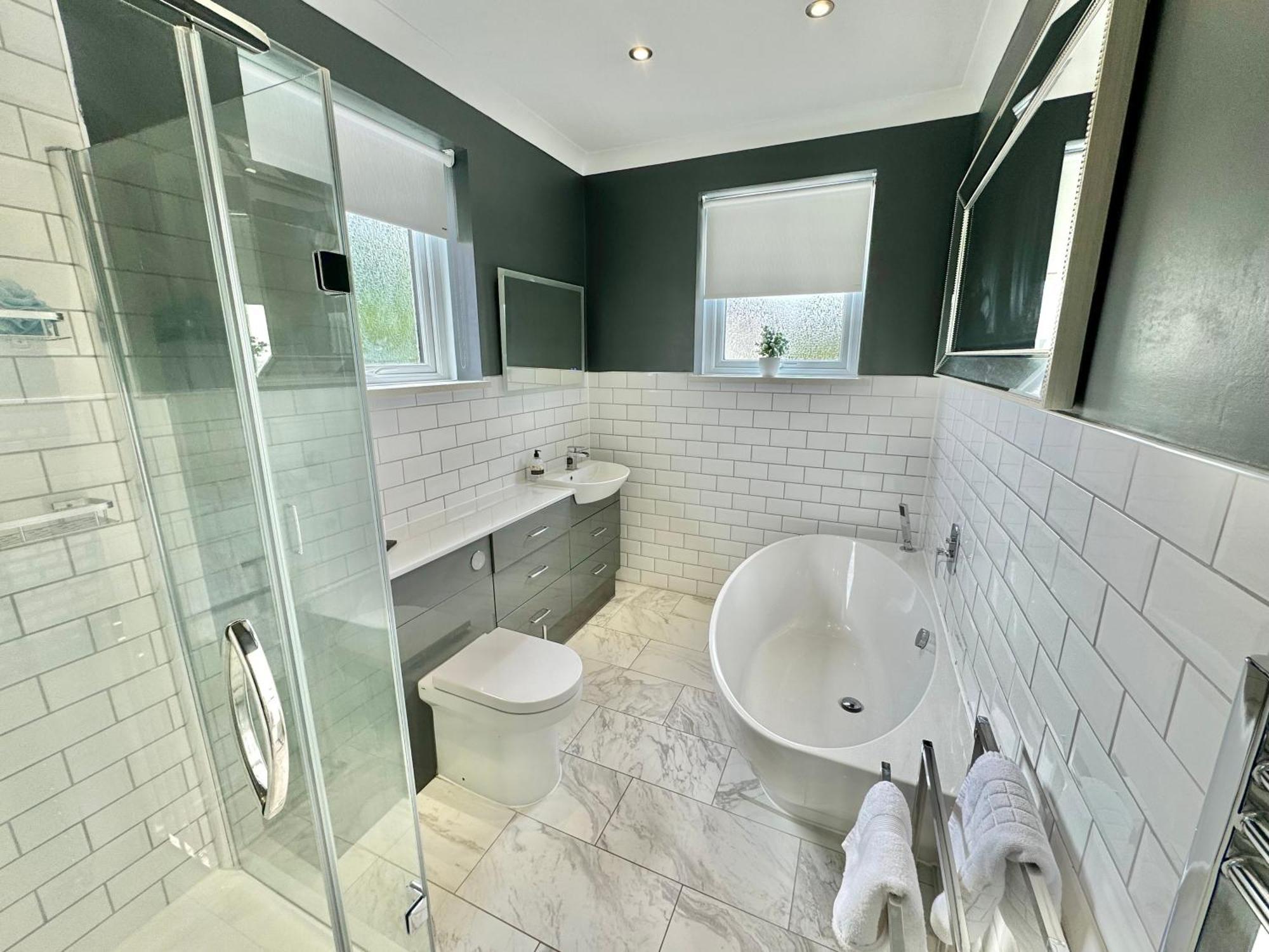 5 Bedroom House - Large Garden With Hot Tub - Sleeps 11 - Close To - Free Parking Bournemouth